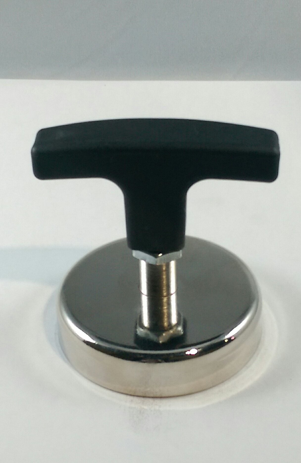 Round base magnet with nylon T handle